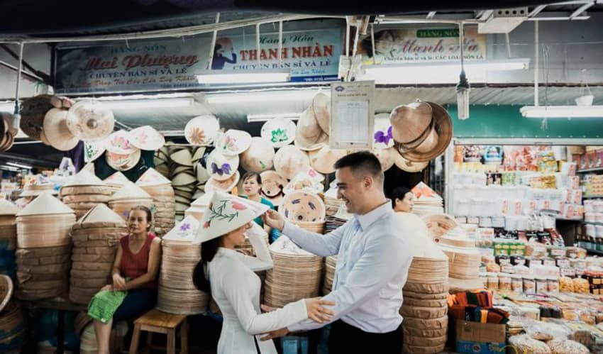 Conical Hat the food Market - where to shop in hue