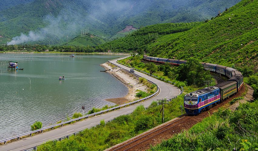 Travel-viet-nam-by-train